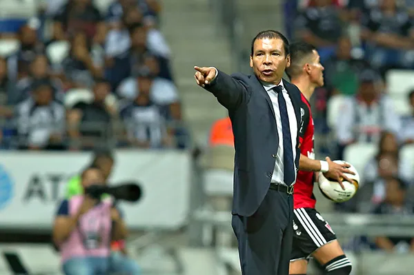 El Profe Cruz en un partido con Atlas