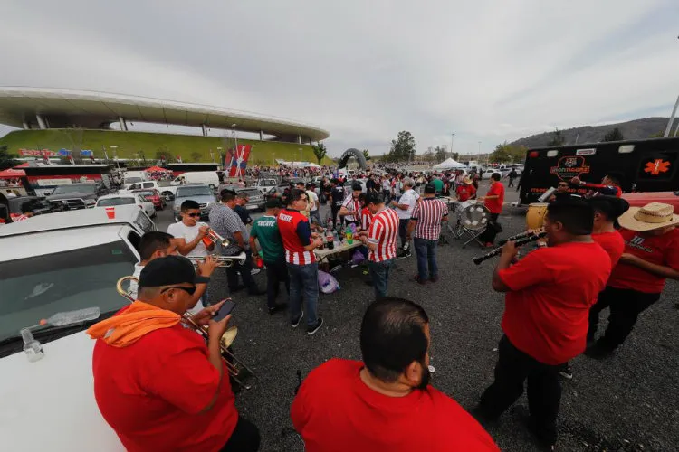 CARLOS RAMÍREZ Aficionados viven una fiesta en las inmediaciones del Estadio Akron