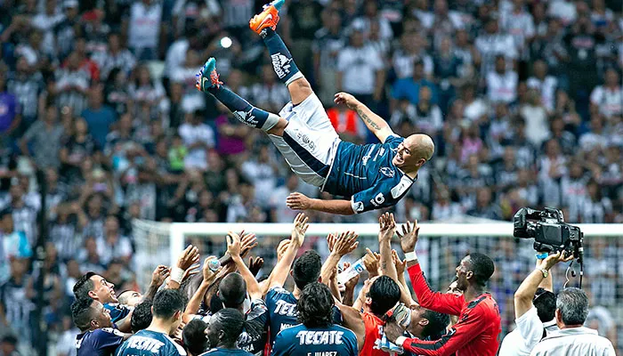Suazo en su partido de despedida