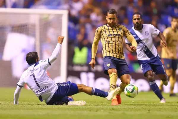 Acción durante el encuentro entre Puebla y Pumas
