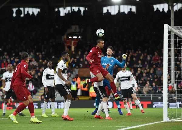 Joel Matip pelea el balón cerca de la portería