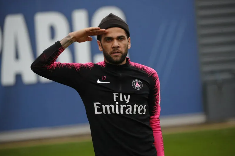 TWITTER @PSG_ENGLISH Dani Alves saluda como militar en un entrenamiento del PSG