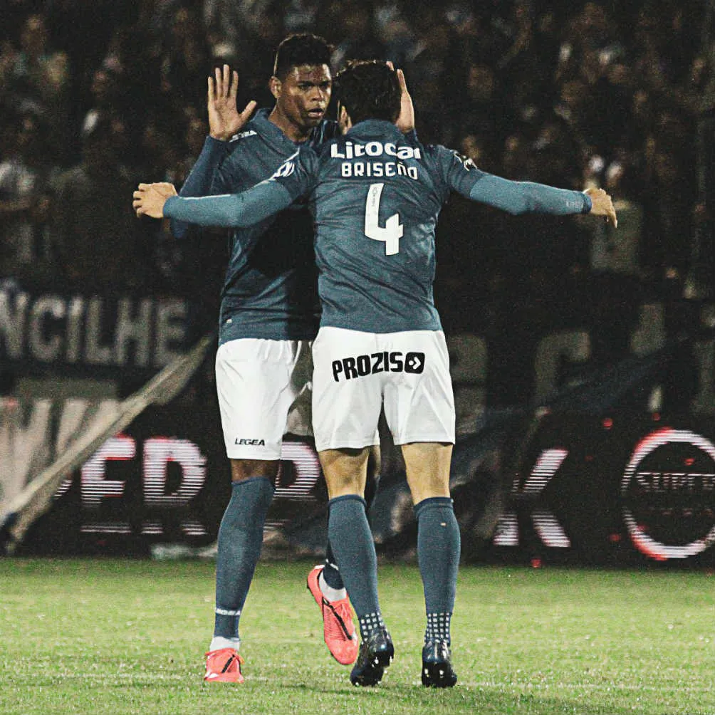 Briseño celebra anotación con Feirense