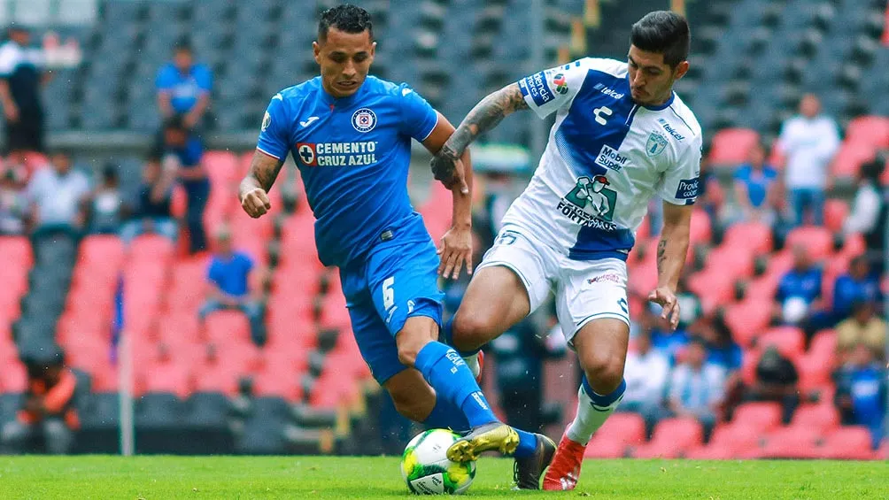 Yotún disputa la pelota con Víctor Guzmán en el duelo vs Pachuca en el Azteca