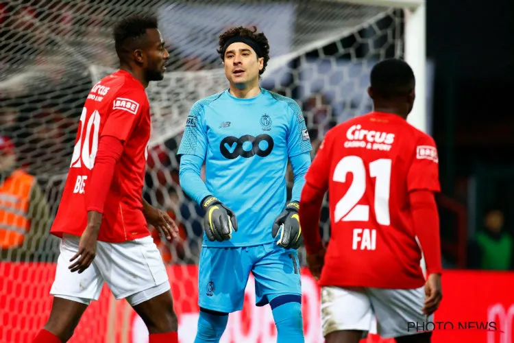 Memo Ochoa habla con sus compañeros