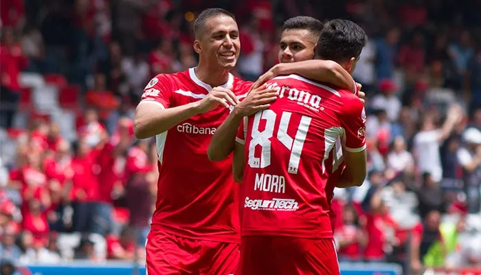 Toluca festejando el gol de Medina