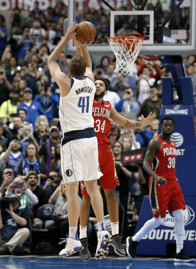 Dirk Nowitzki ejecutando un tiro