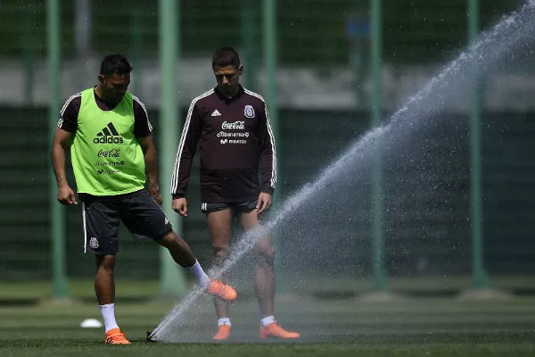 Marco Fabián y Javier Hernández durante un entrenamiento con el Tri