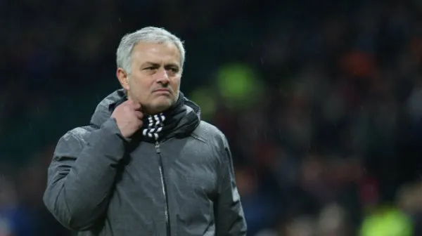 Mourinho durante partido con el Mnachester United