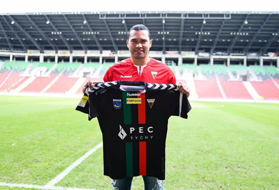 GKSTYCKY Posa con la playera del GKS Tychy