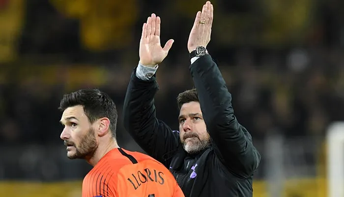 AP Pochettino dirigiendo al Tottenham