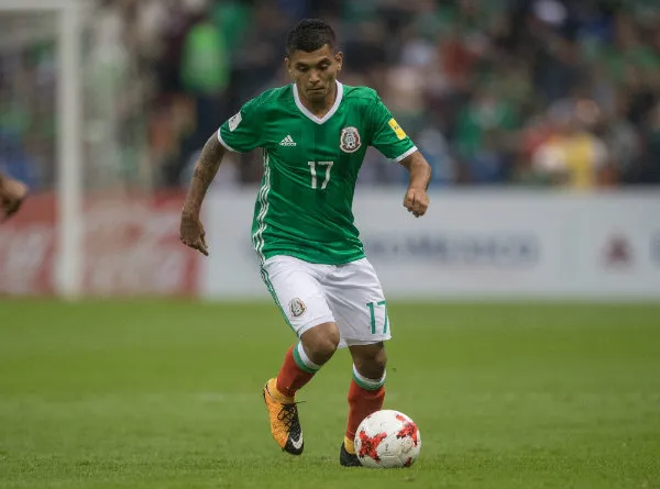 Tecatito Corona durante un partido con la Selección Mexicana