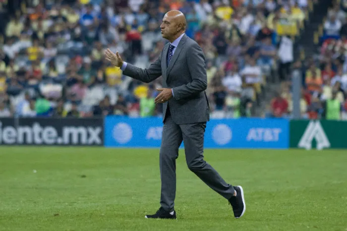 'Chelis' dirigiendo al Puebla en el Estadio Azteca