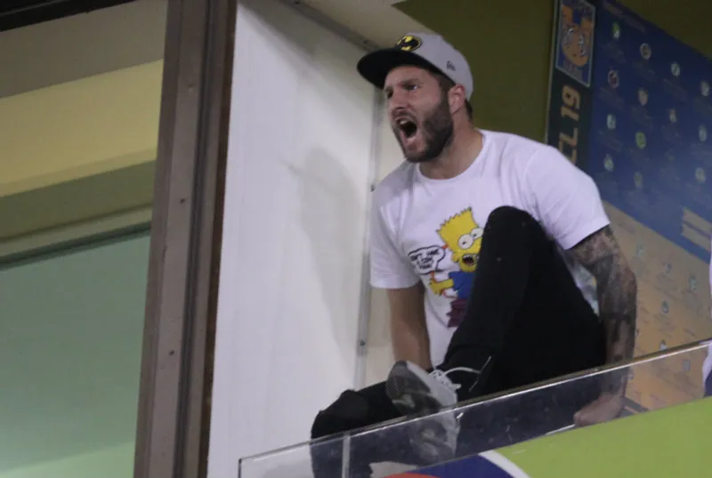 Gignac festeja desde un palco del Volcán un gol de Tigres