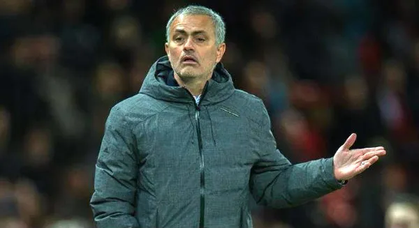 José Mourinho dirige a sus pupilos durante un partido