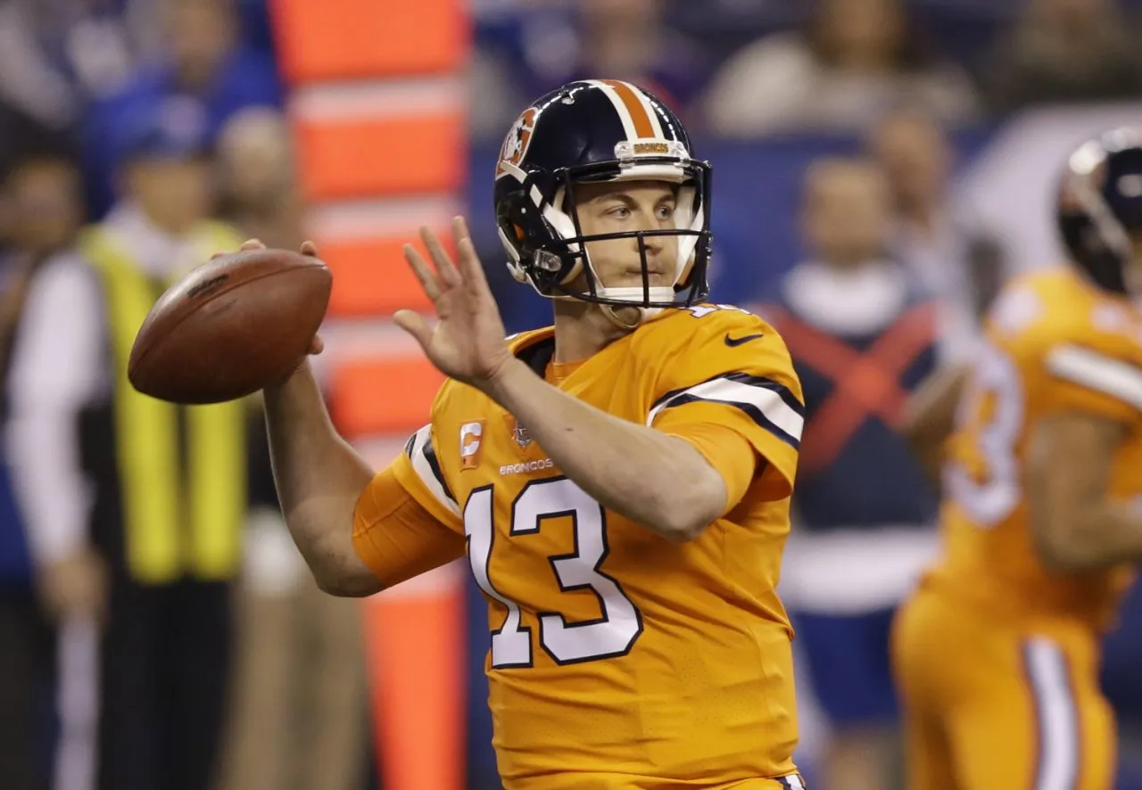 AP Siemian se prepara para lanzar el ovoide con los Broncos