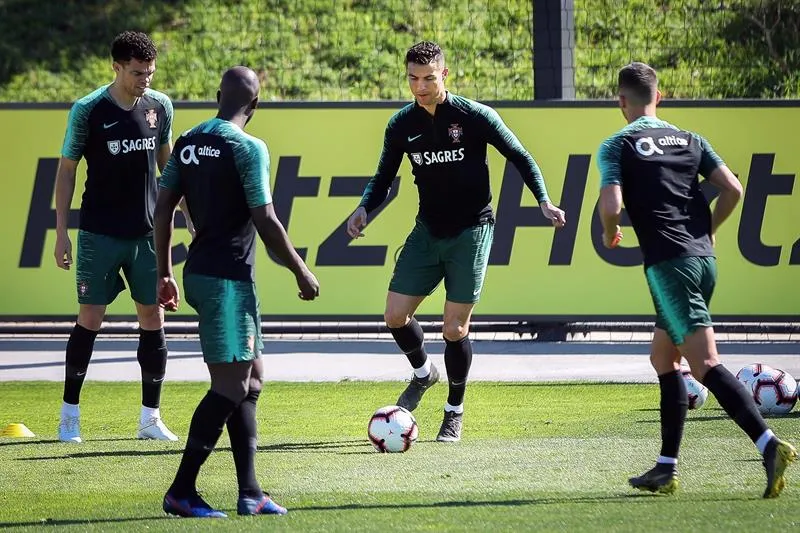 EFE Cristiano pasa el balón en la práctica de Portugal