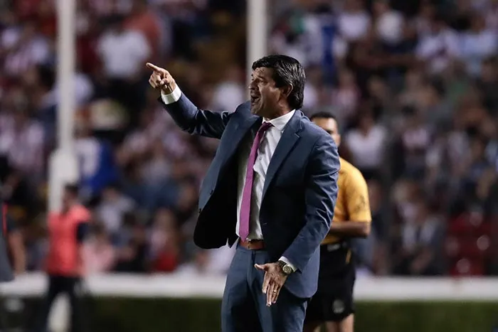 Cardozo dirige a su equipo