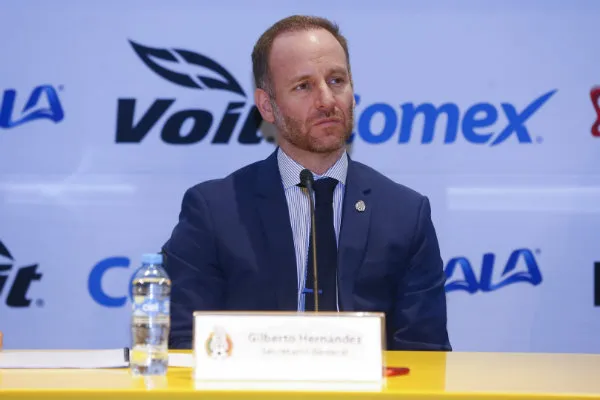 IMAGO7 Gilberto Hernández durante una conferencia de prensa