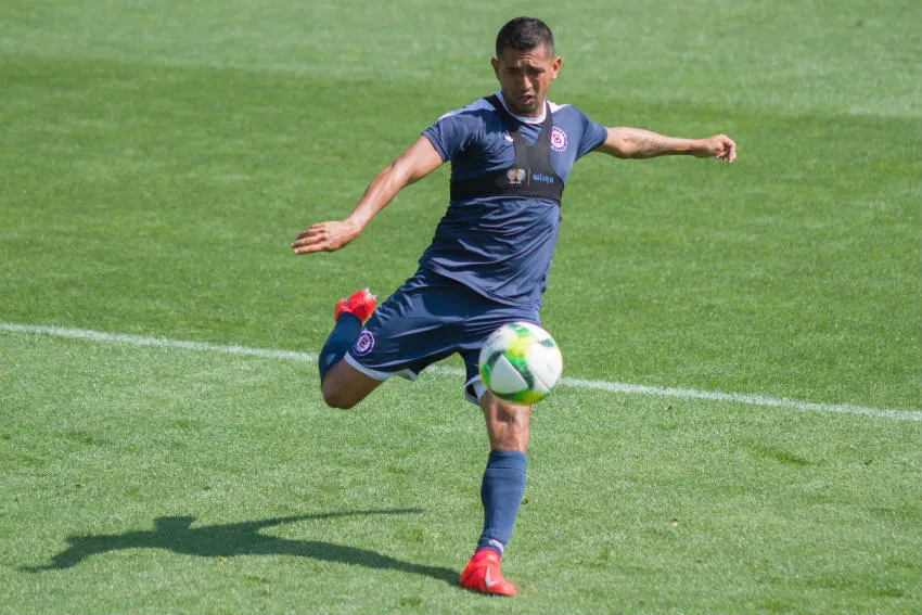 IMAGO7 Hernández saca disparo de larga distancia en entrenamiento de Cruz Azul