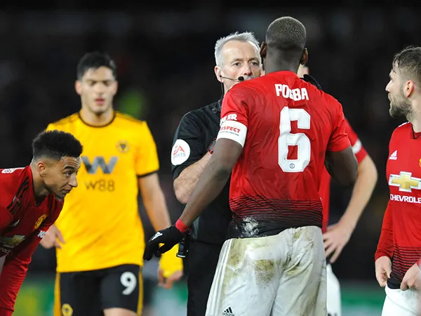 Pogba reclama en juego contra los Wolves