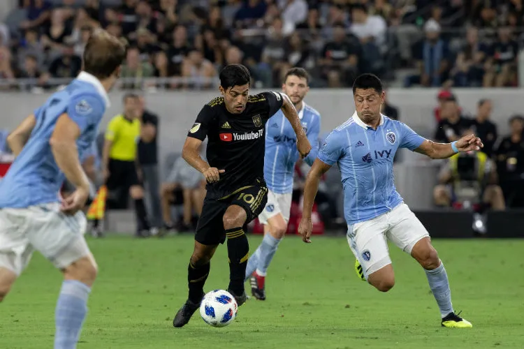 Carlos Vela conduce el balón en un duelo con LAFC