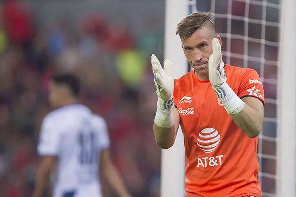 Nicolás Vikonis en partido con La Franja