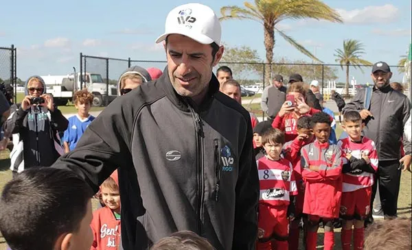 Figo saluda a niños futbolistas