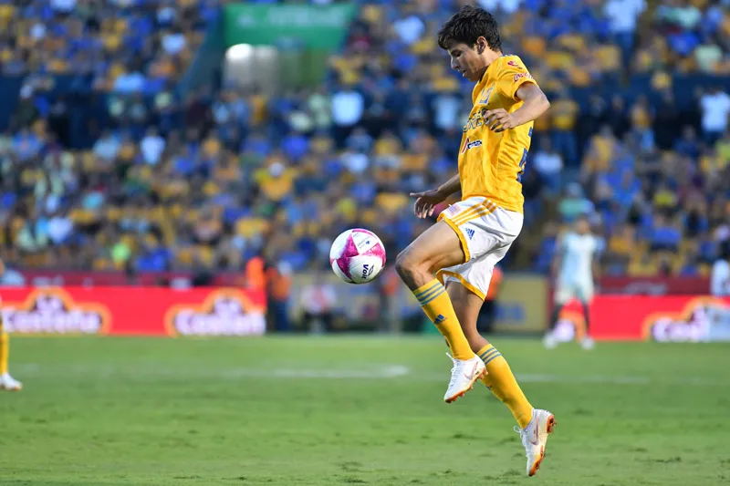 El atacante felino controla el balón en un duelo con Tigres