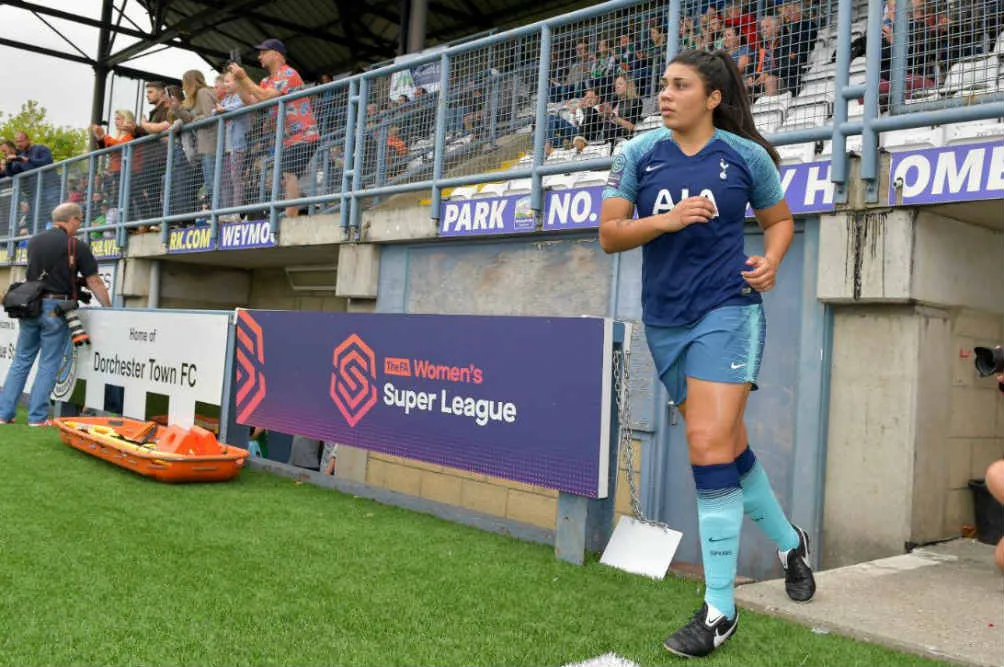 ESPECIAL Renee Hector de los Spurs salta al terreno de juego