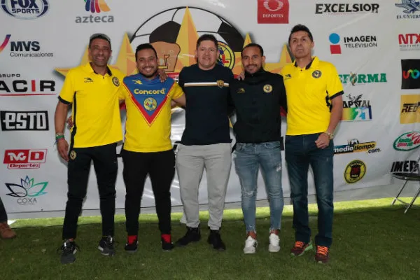 Leyendas de Pumas y América posan para la foto