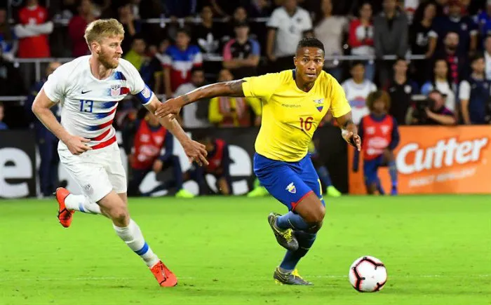 Tim Ream y Antonio Valencia pelean el balón