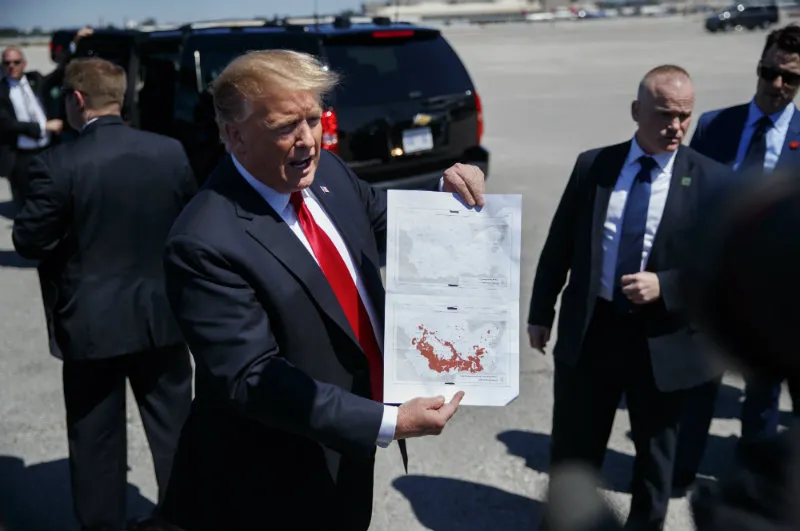Donald Trump muestra dos mapas de Siria