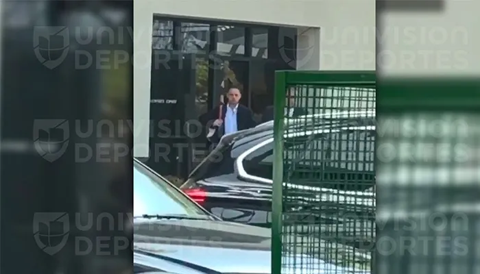 Javier Hernández saliendo del juzgado