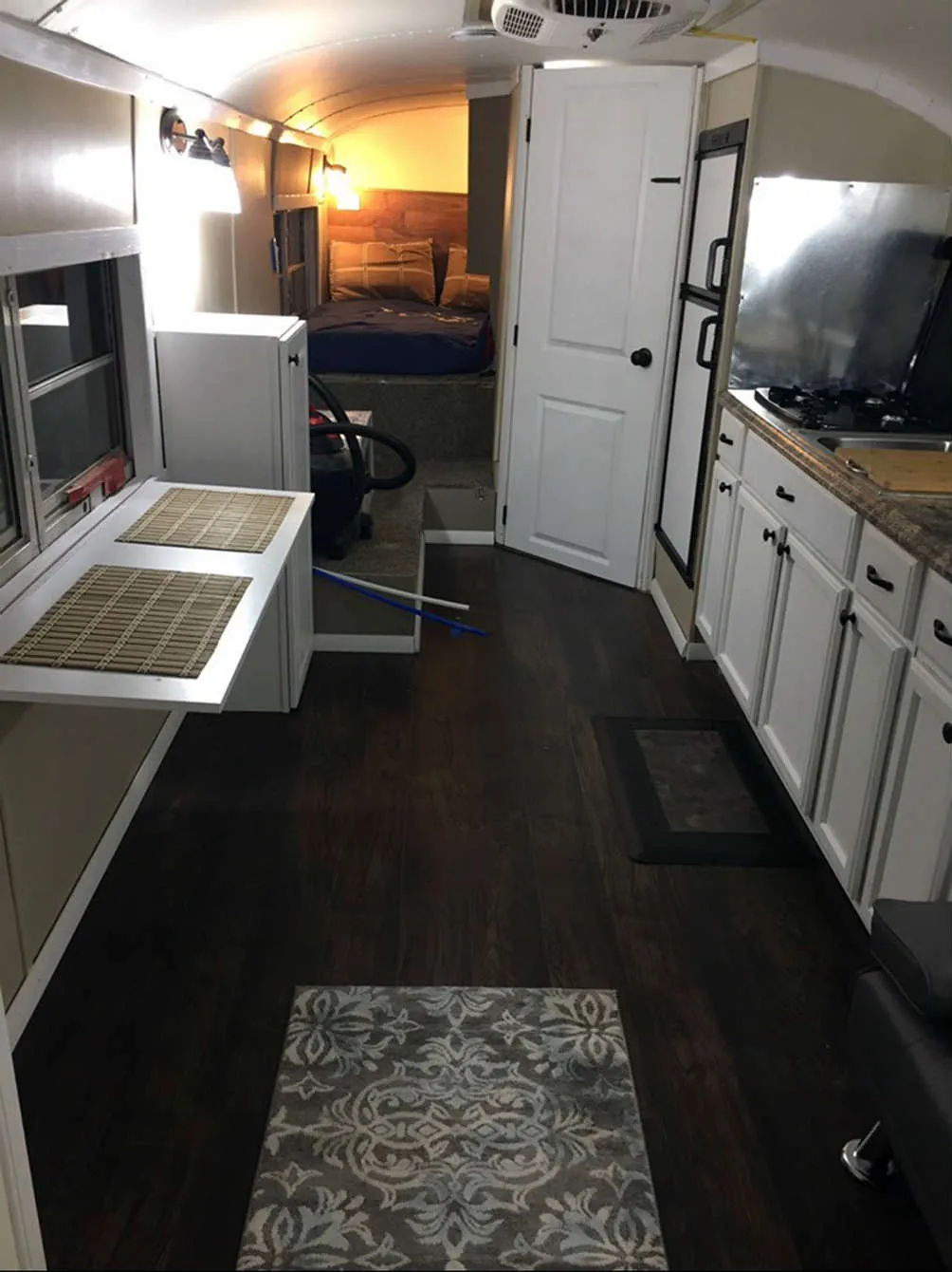 Interior del autobús escolar renovado