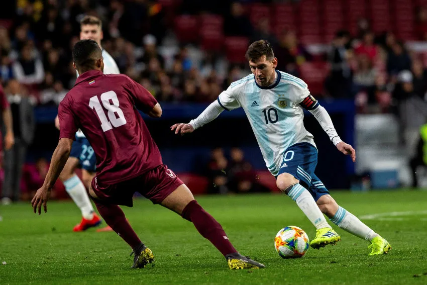 Messi durante partido amistoso entre Argentina y Venezuela