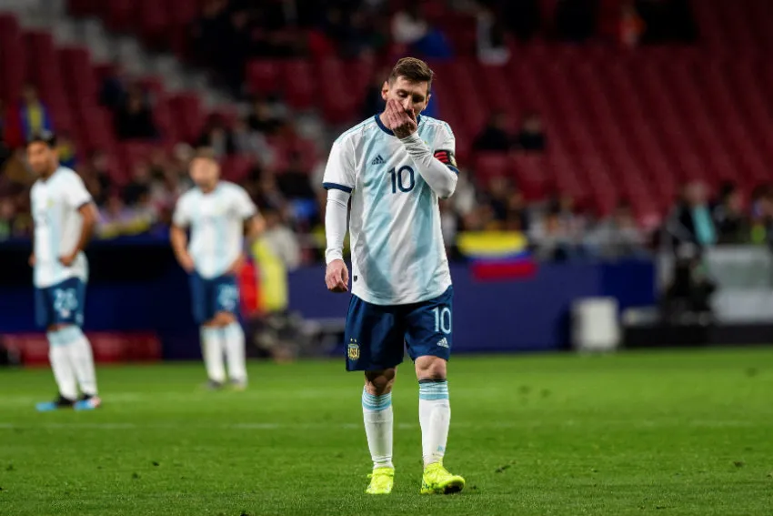Messi camina desconcertado ante la derrota contra Venezuela