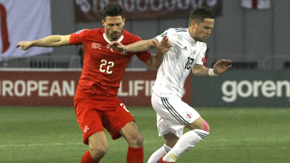 AP Fabian Schar, izquierda, disputa un balón