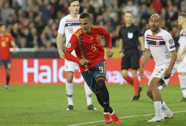 Rodrigo durante el partido vs Noruega