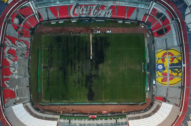 Cancha del Estadio Azteca en mal estado