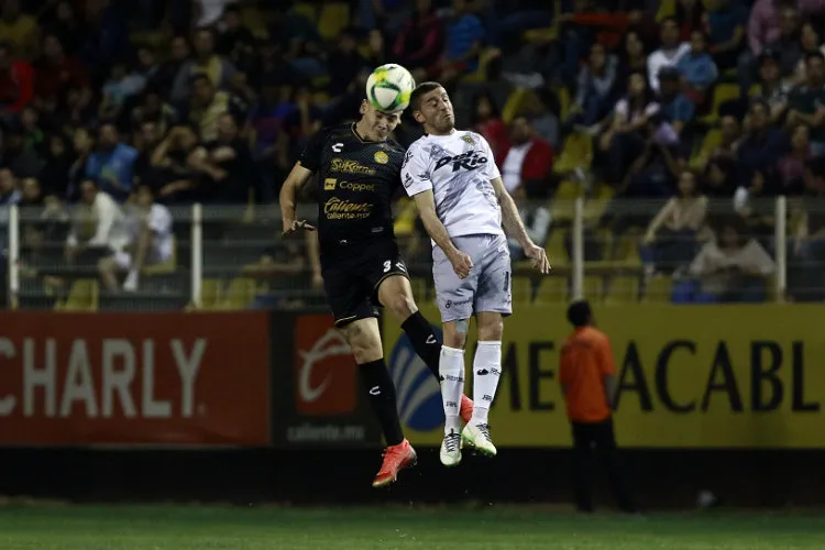 Gustavo Canto y Mauro Fernández disputan un balón en el Banorte