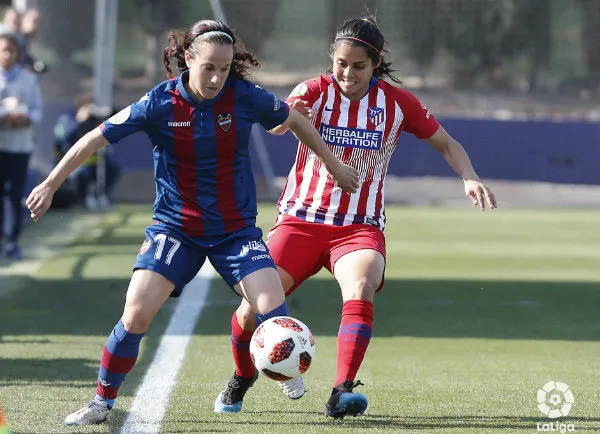 Kenti Robles disputa un esférico con Alharilla