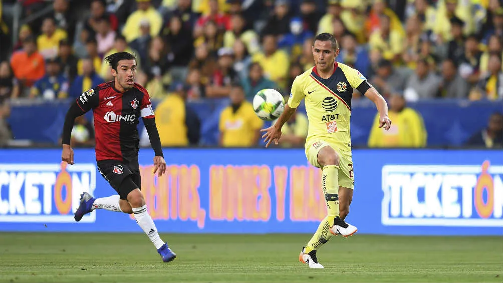 Aguilar se prepara para bajar la pelota en duelo contra Atlas