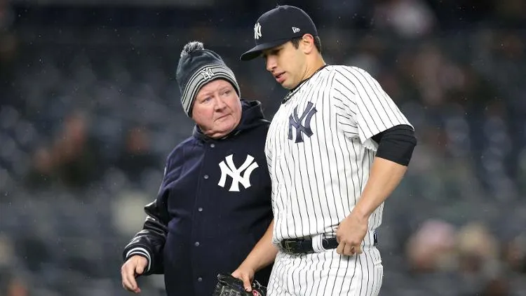 Luis Cessa camina junto a Steve Donohue