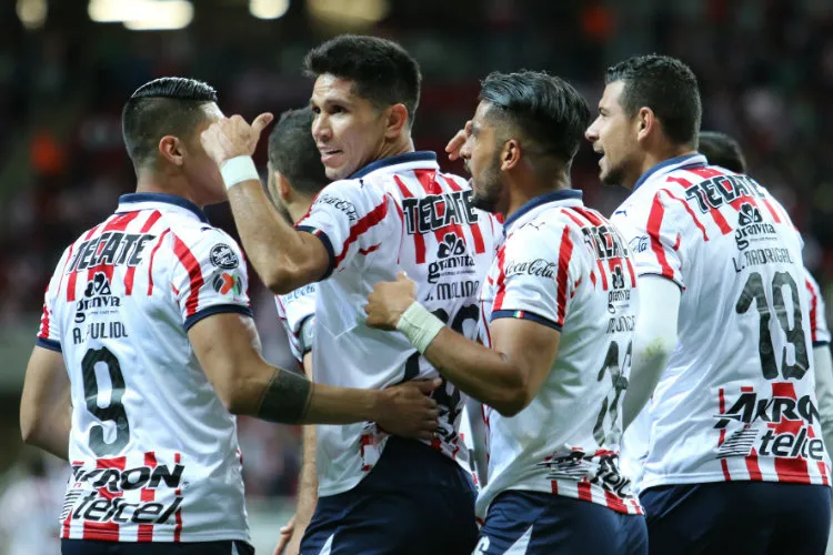 Chivas festeja gol de Jesús Molina