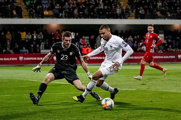 Mbappé encara al portero de Moldavia