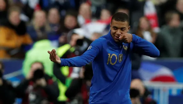 Mbappé celebra una anotación con la Selección de Francia
