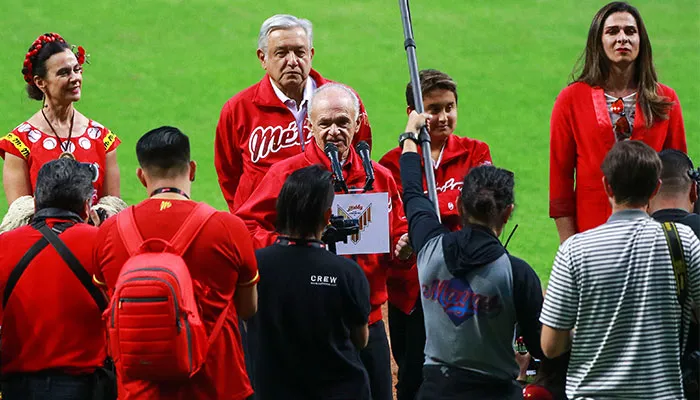 Harp Helú durante la inauguración del estadio de los Diablos Rojos