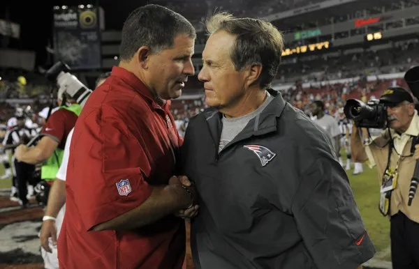 Bill Belichick abraza a Greg Schiano tras un partido