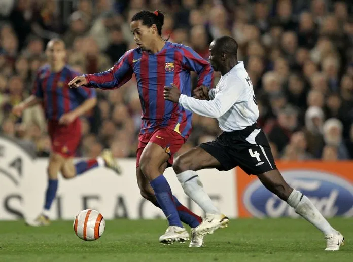 AP Ronaldinho y Makelele disputan la pelota en duelo de Champions